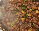 A picture of step 3 of One pan steak, potatoes & broccoli.