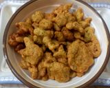 A picture of step 4 of Beans k pakoray.