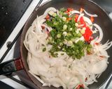 Foto del paso 1 de la receta: Fideos con crema de verdeo y pollo 😉