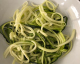 Foto del paso 2 de la receta: Noodles de calabacín con salsa de aguacate y tomates chery