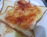 Foto langkah ke 3 dari resep Roti Bakar Selai Strawberry & Meises Cokelat.