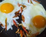 Foto langkah ke 3 dari resep Telur Ceplok 3 Saus.