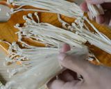 Foto langkah ke 1 dari resep Jamur Enoki Goreng Crispy.