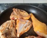 Foto del paso 1 de la receta: Pollo de corral con setas y ciruelas