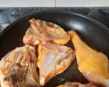 Foto del paso 1 de la receta: Pollo de corral con setas y ciruelas