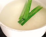 Hình bước làm 3 của món 🌱 Cháo Lá Dứa Màu Xanh Tươi
