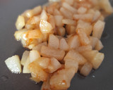 Foto del paso 1 de la receta: Berlina con nata y pera caramelizada con nueces