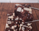 Foto langkah ke 9 dari resep Fudgy Brownies Choco Almond (Tips Agar Shiny Crush Keluar).