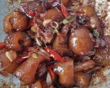 Foto langkah ke 5 dari resep Oseng Kikil Bumbu Kecap.