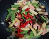 Foto langkah ke 4 dari resep Tumis Jagung Muda, buncis, jamur kuping, dan udang.