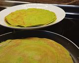Foto del passaggio 2 della ricetta Crepes di piselli con funghi e speck