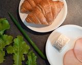 Une image de l'étape 1 de Croissants fourrés chèvre miel ciboule.