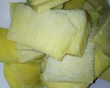 A picture of step 2 of Fried yam nd egg.