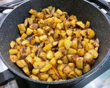 Une image de l'étape 9 de Pommes de terre sautées aux pickles, ail noir et persil.