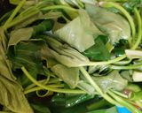 Foto langkah ke 5 dari resep Oseng Kangkung Ayam Suwir.