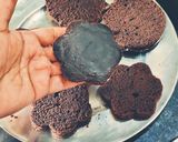 A picture of step 6 of Oreo Floral mini sandwich cake.