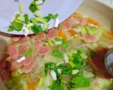 Foto langkah ke 3 dari resep Sop Bihun Sosis.