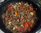 Foto del paso 7 de la receta: Revuelto de carne con verduras y salsa de ostras