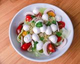 Hình bước làm 3 của món 💚 Salad Mầm Cỏ Linh Lăng & Phô Mai Mozzarella Tươi Mini