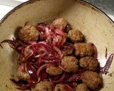 Foto del passaggio 7 della ricetta Conchiglie di lattuga con le polpette all'agradolce e cipolla