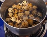 Hình bước làm 1 của món Chả lụa kho trứng cút