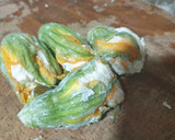 Foto del paso 3 de la receta: Flores de calabaza fritas y rellenas de quesos
