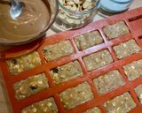 Une image de l'étape 3 de Barres protéinées beurre de cacahuète, purée de noisettes Omie, coco, poudre d’amande et chocolat.