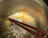 Hình bước làm 1 của món Tteokbokki nấu với tôm và nước cốt dừa