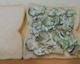 Foto langkah ke 4 dari resep Sandwich Mentimun untuk bekal piknik.