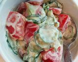 Foto langkah ke 5 dari resep Salad tomat dengan yogurt mayones dressing.