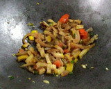 Foto langkah ke 2 dari resep Mie Kari Manis Pedas Kuah kering.