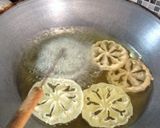 Foto langkah ke 4 dari resep Kembang Goyang Wijen.