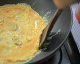 Foto langkah ke 4 dari resep Creamy Omelette.