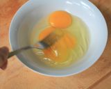 Foto langkah ke 2 dari resep Creamy Omelette.