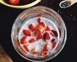 Foto langkah ke 4 dari resep Chia Yogurt Stroberi.