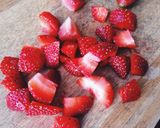 Foto langkah ke 3 dari resep Chia Yogurt Stroberi.