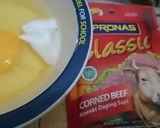Foto langkah ke 1 dari resep Omelette Roulade with vegetable and cornett beef .