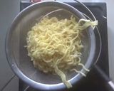 Foto langkah ke 2 dari resep Mie kepompong goreng.