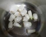 A picture of step 1 of Old Fashioned Pub Pickled Onions.