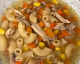 Foto langkah ke 4 dari resep Sup Ayam Macaroni Jagung Wortel.