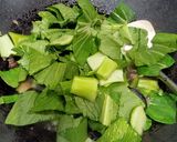 Foto langkah ke 4 dari resep Tumis Jamur Kuping Pakcoy.