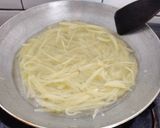 Foto langkah ke 3 dari resep Potato Paille.