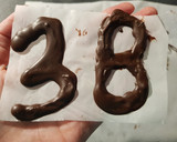 Foto del paso 11 de la receta: Como hacer decoraciones fáciles en chocolate para tortas