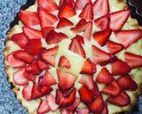 Foto del paso 10 de la receta: Tarta de frutillas con masa y pastelera al microondas