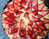 Foto del paso 10 de la receta: Tarta de frutillas con masa y pastelera al microondas