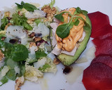Foto del paso 5 de la receta: Aguacate relleno de pollo, salsa rosa, ensalada y carpaccio de ciruela