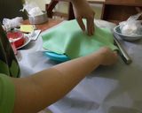 Foto langkah ke 9 dari resep Mewarnai & Melapisi Kue dengan Fondant.