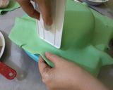 Foto langkah ke 10 dari resep Mewarnai & Melapisi Kue dengan Fondant.