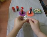Foto langkah ke 2 dari resep Mewarnai & Melapisi Kue dengan Fondant.