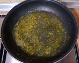 Foto del paso 3 de la receta: Merluza con salsa de gambas fácil